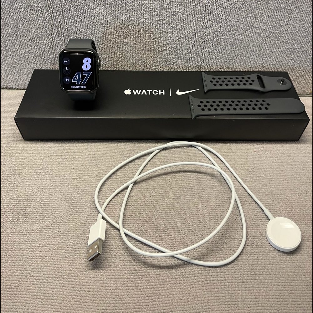 SOLD!!Authentic APPLE WATCH NIKE SERIES 6 GPS😍